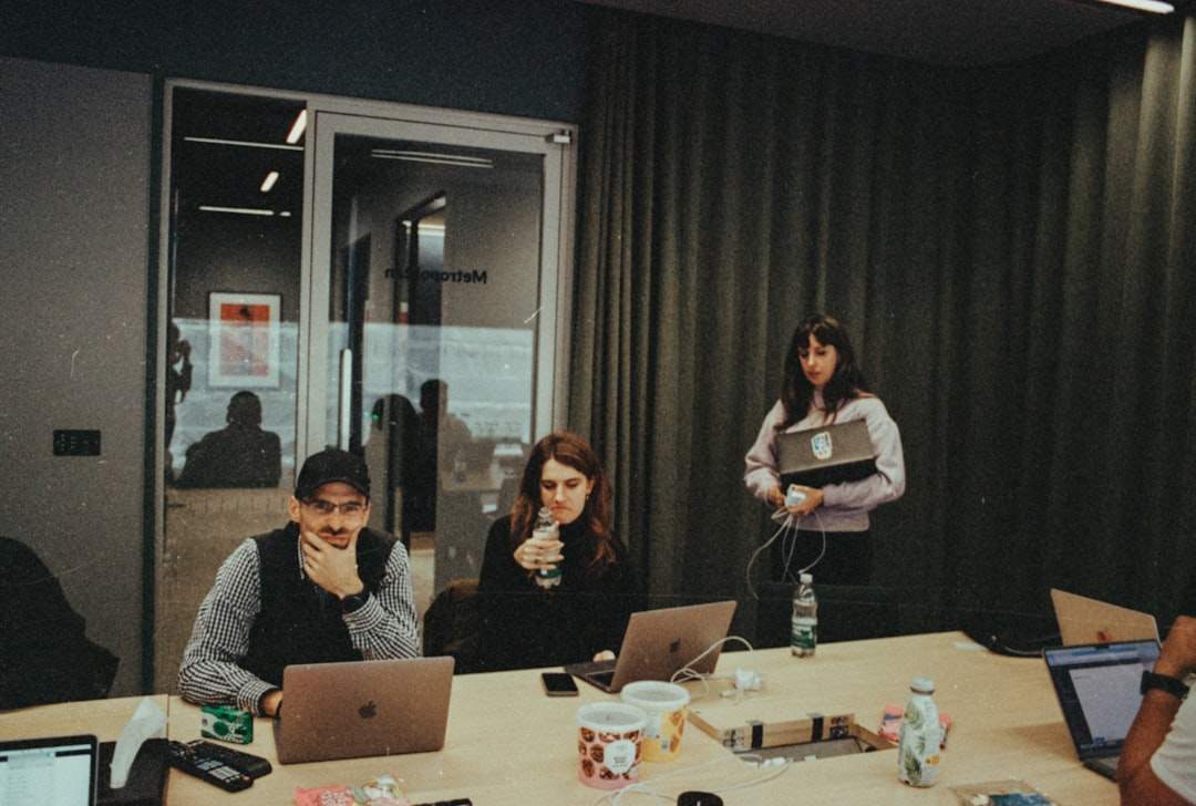 Een diverse groep collega's die vrolijk samenwerkt aan een project.