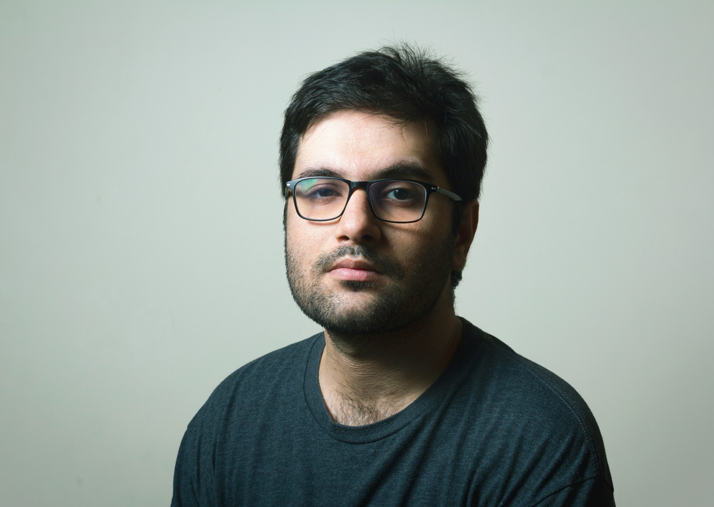 Tạo ảnh đại diện chuyên nghiệp của một người đàn ông tóc ngắn đeo kính vuông