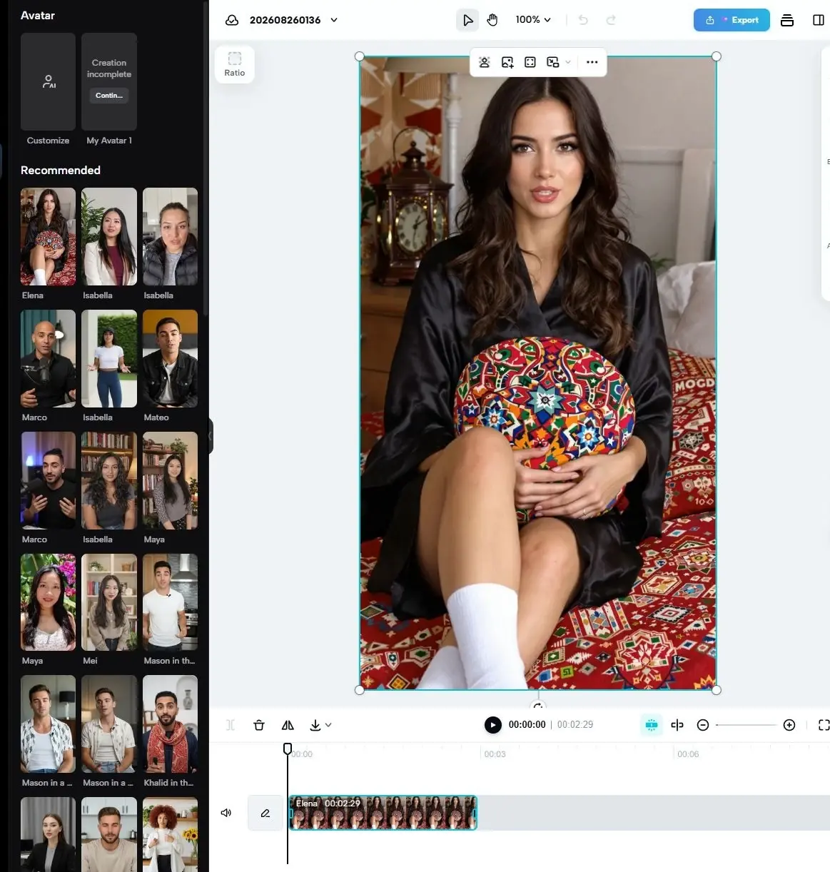 Editor avatar di CapCut che mostra una donna in un abito nero seduta su un copriletto con motivo.
