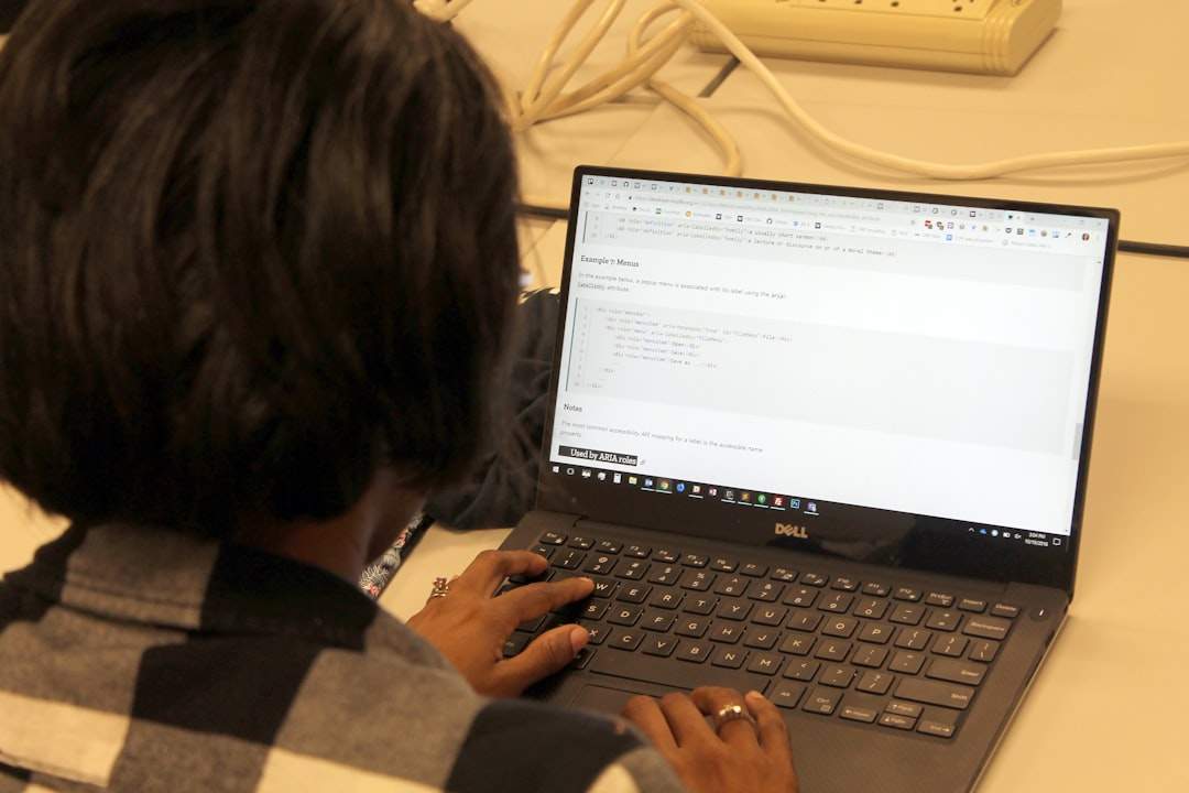 Un gros plan d'une personne tapant une invite détaillée dans une zone de texte sur un écran d'ordinateur