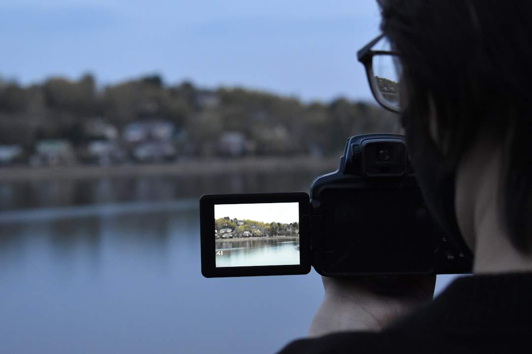 En digital konstnär som använder en surfplatta för att redigera en video och tar bort bakgrunden från en person i filmen.
