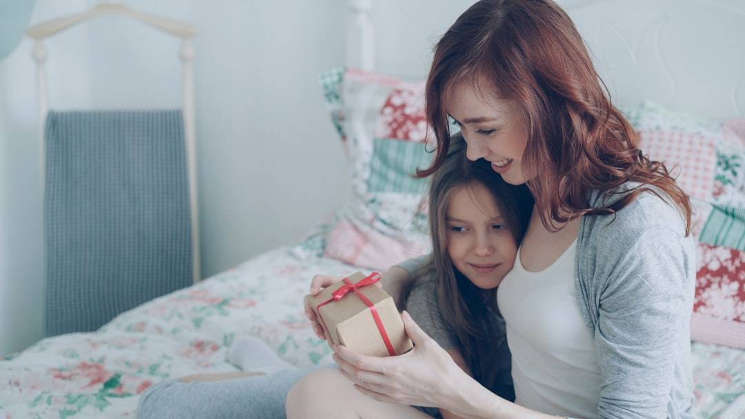 En mamma som ger sin dotter en sentimental gåva