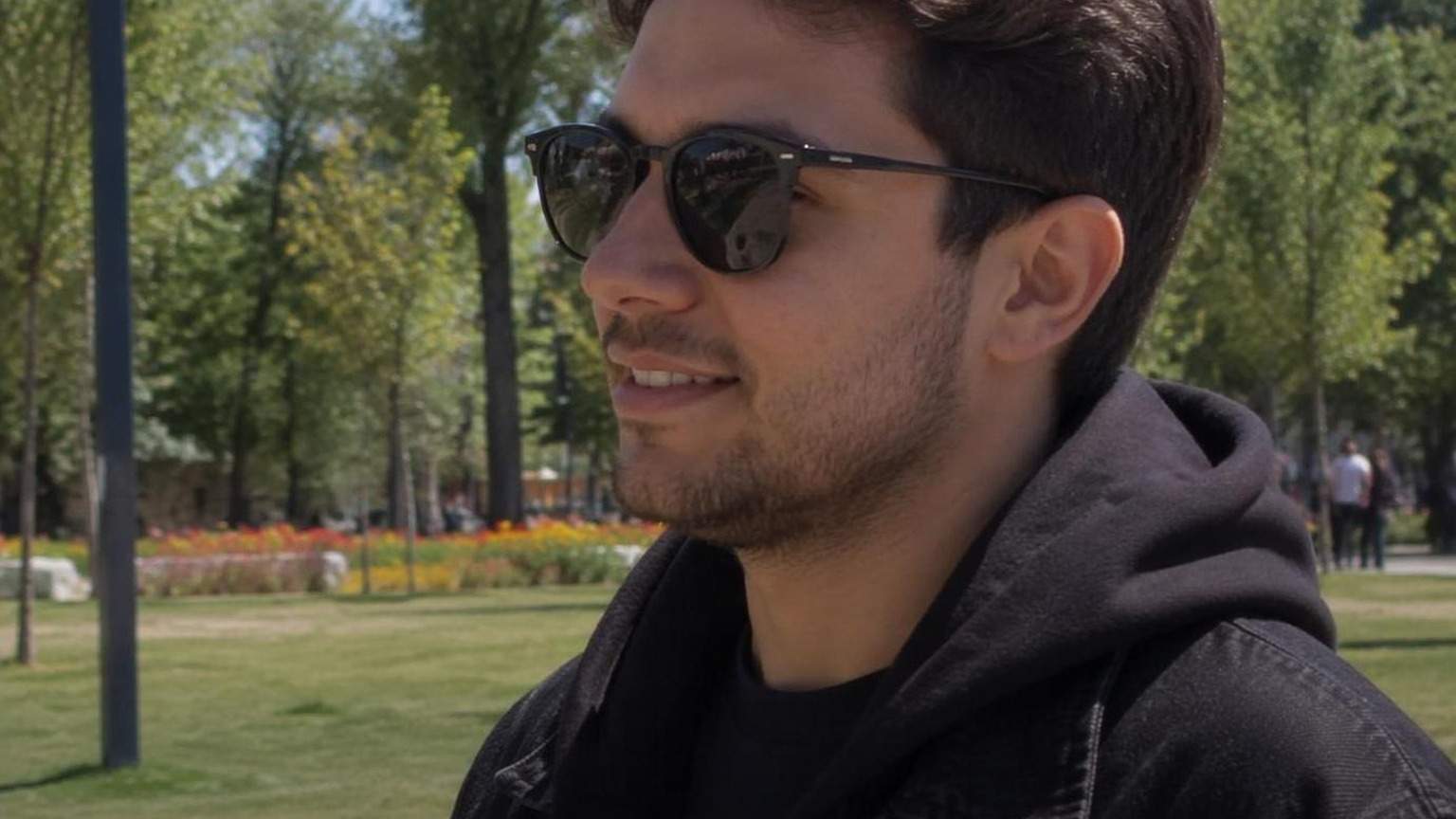 Dreamina remove sunglasses from video prompt example 6: Prepare a before-and-after test