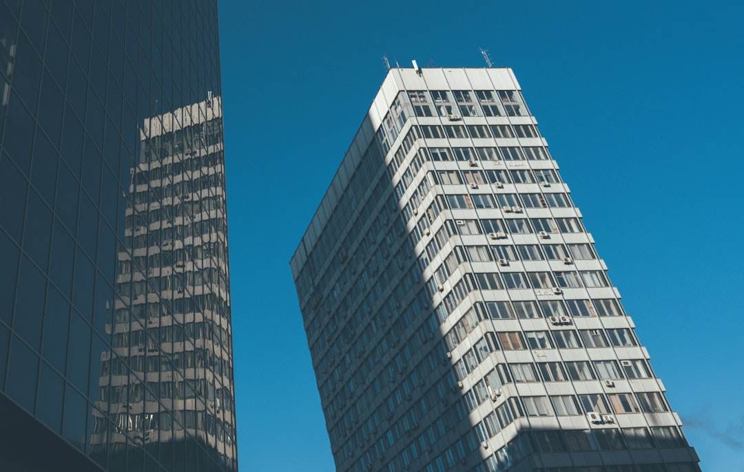 忙しい背景の写真と、きれいで透明な背景の同じ写真を並べて比較する
