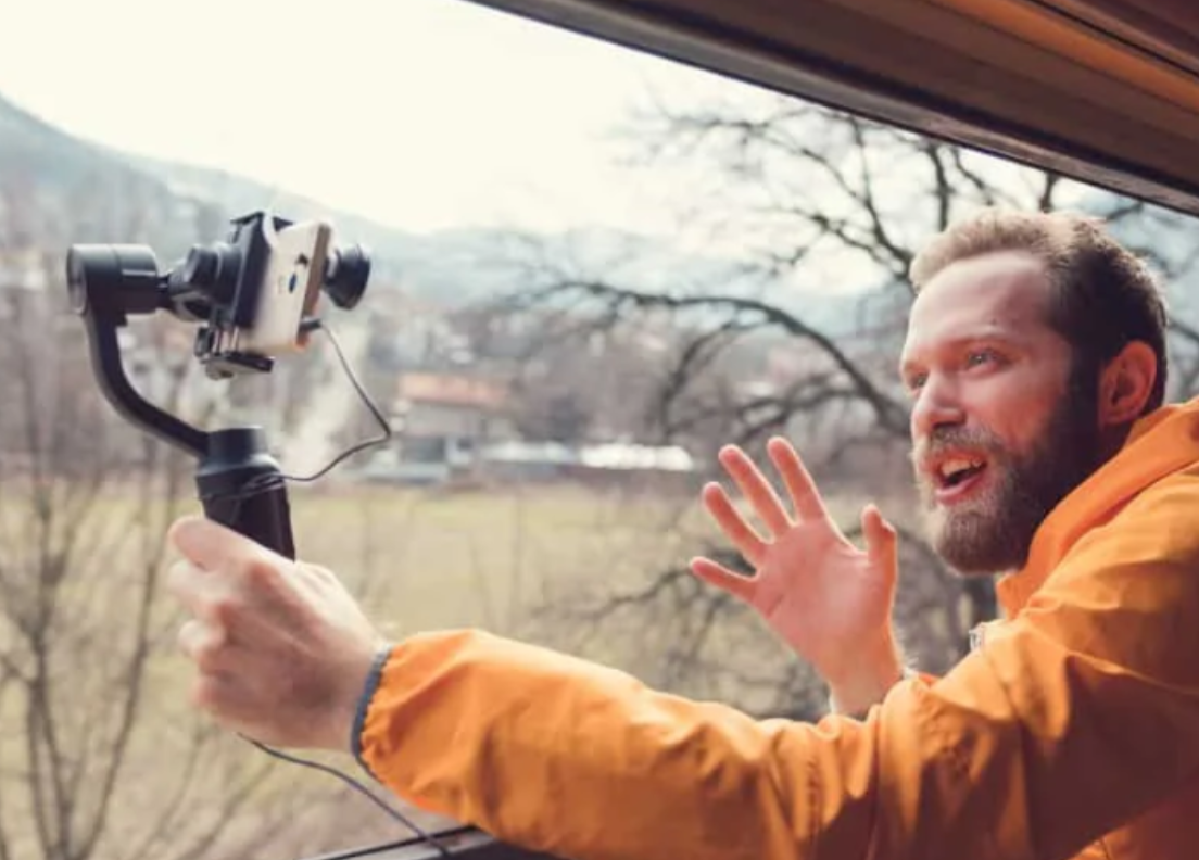 Vlogueiro de viagem filmando paisagens cênicas com imagens de drone
