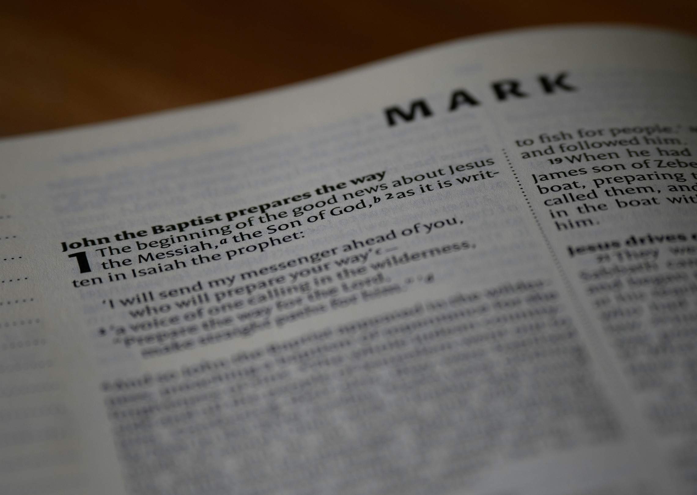 Hapus teks "MARK" dari atas buku