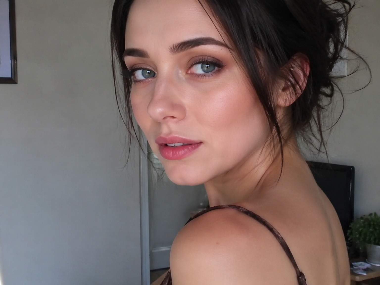 Dreamina entfernen Make-up aus Video Prompt Beispiel 2: Reparieren Sie den Hintergrund natürlich