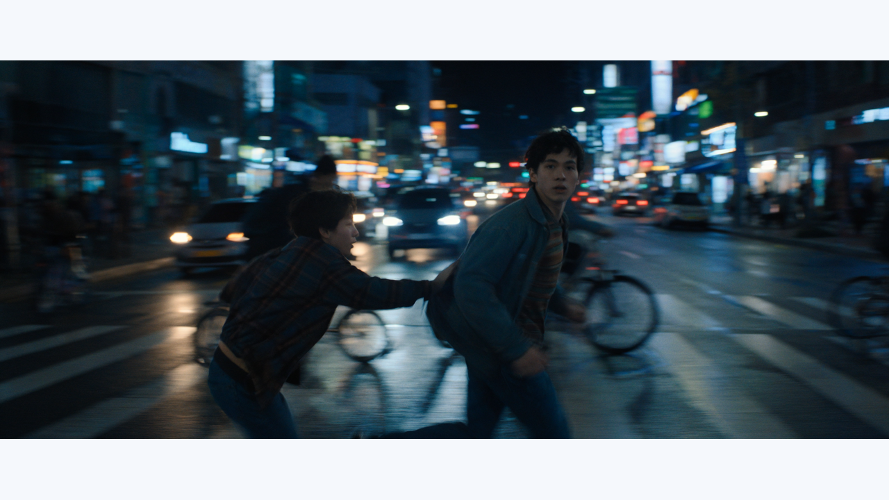 Ejemplo de realismo nocturno-callejero cinematográfico incluido en el manual de vista previa de Seedream 5,5