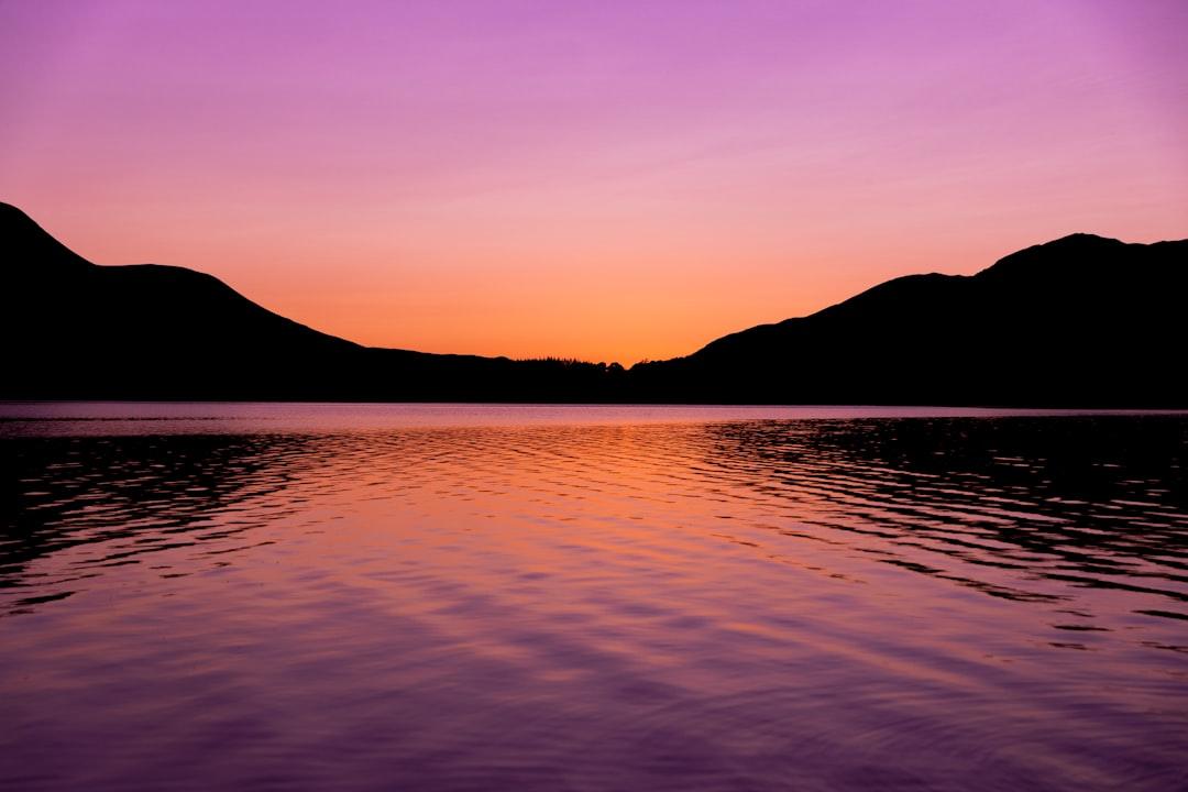 En bild av ett vackert och fridfullt landskap, som en solnedgång över en sjö.